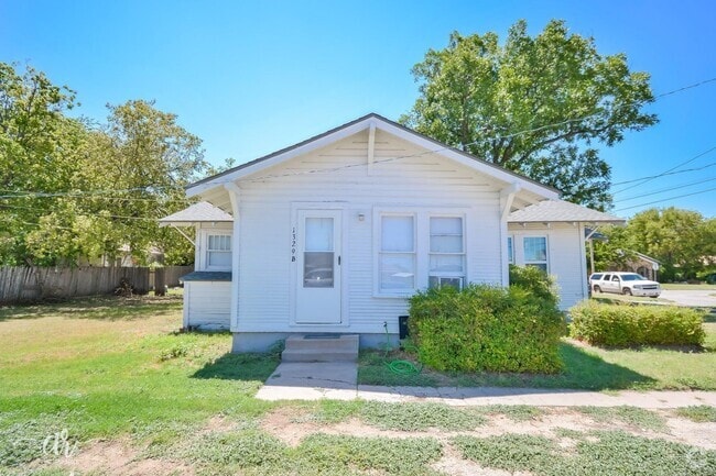 Building Photo - 1329 S 11th St