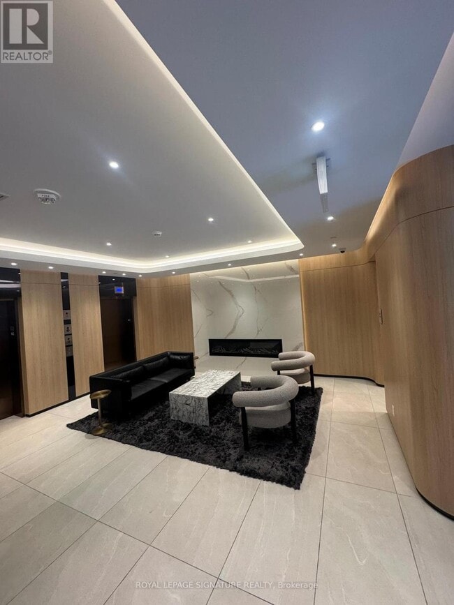 Photo du bâtiment - 900 St Clair Ave W