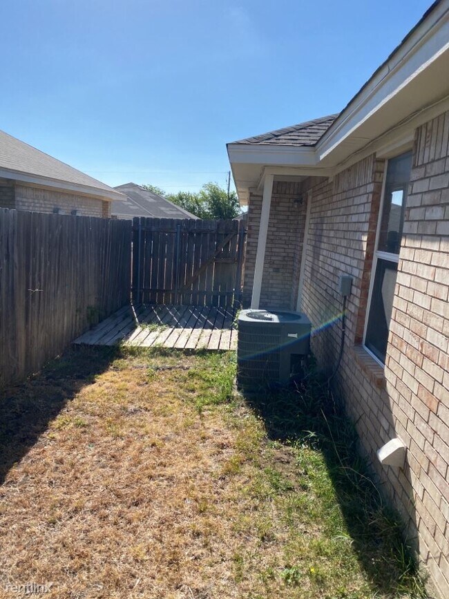 Building Photo - 3 br, 2 bath Duplex - 2801 Seabiscuit Dr A...