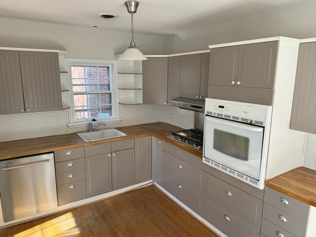 Kitchen - 302 Robertson Ave