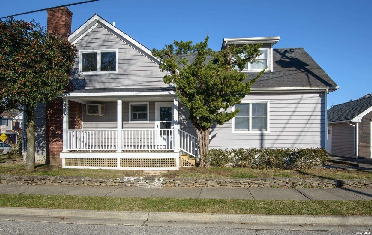 69 S 6th St, Locust Valley, NY 11560 Room for Rent in Locust Valley