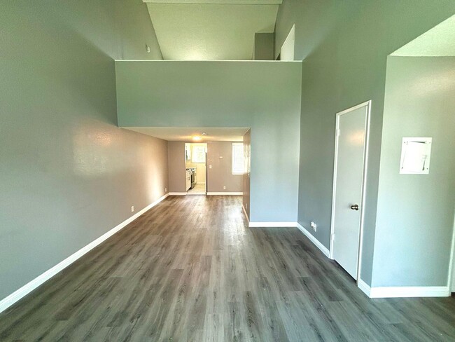 Building Photo - Beautiful 1Bd/1Ba Condo in Santa Ana!