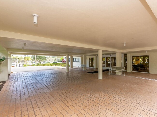Building Photo - 3200 Port Royale Dr N