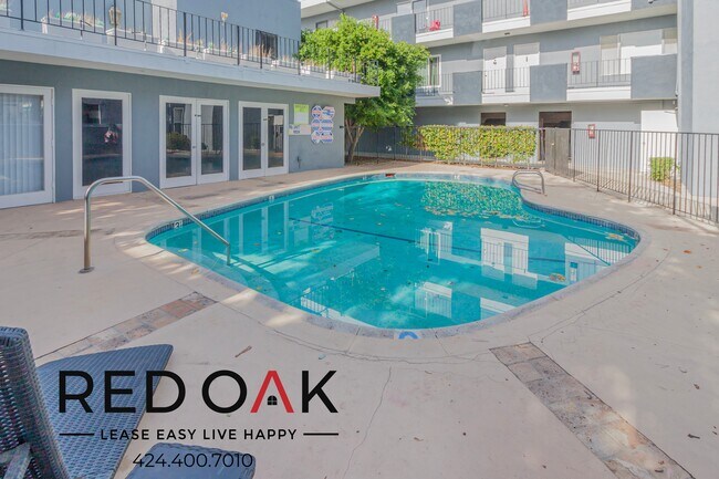 Foto del edificio - Sun-Drenched Two Bedroom with Included Kit...