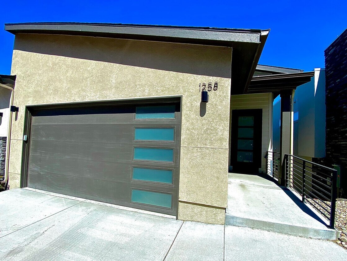 Foto principal - Close to Micron! Luxury Town Home With Two...