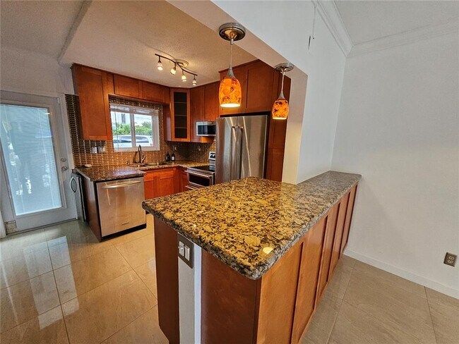 Building Photo - 733 NW 30th Ct