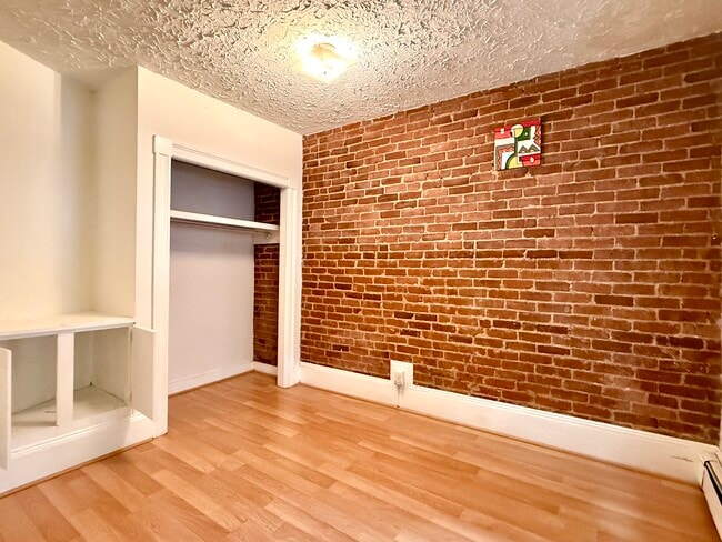 Building Photo - 18 Mead St