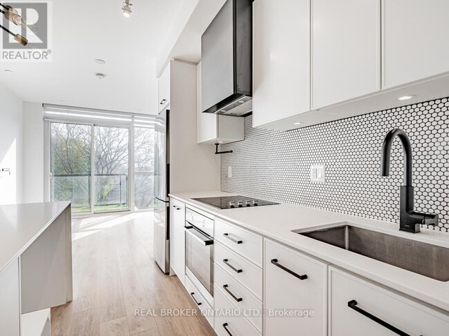 Photo du bâtiment - 899-899 Queen St E