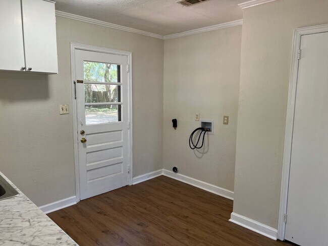 Foto del edificio - TWO BEDROOM, ONE BATH HOME