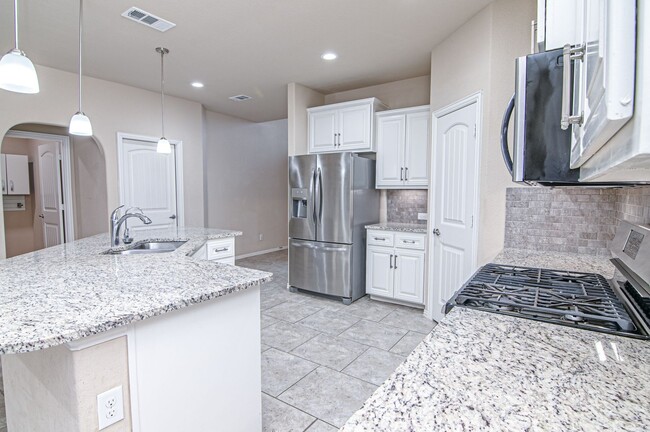 Building Photo - 6715 Hall of Fame Blvd!