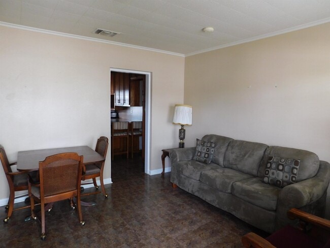 Building Photo - 610 W 7th St