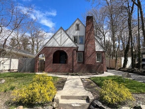 Building Photo - 16 Oakwood Rd
