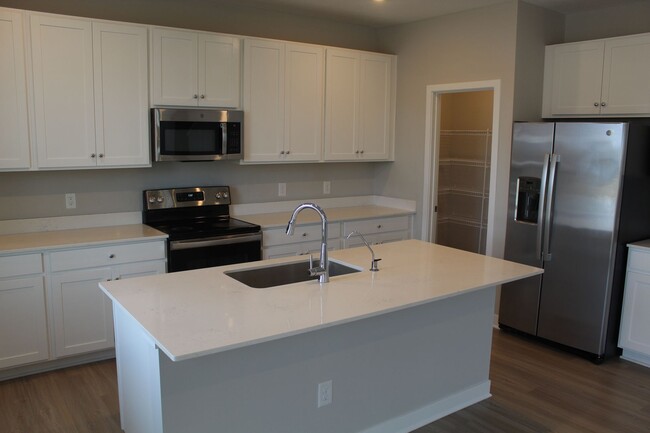 Building Photo - Spacious 5 BR Home in Avon Schools!