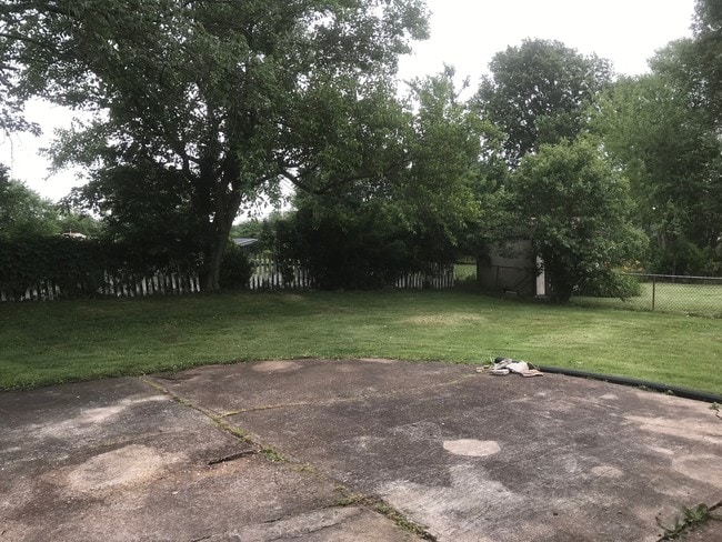 Fenced in backyard and patio - 3251 Bayvue Blvd