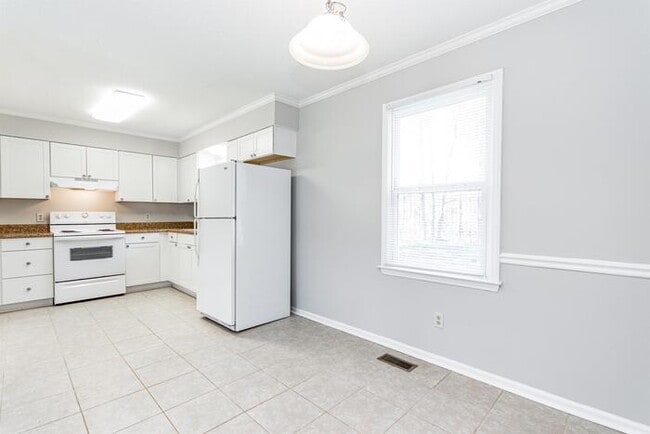 Building Photo - 211 Fox Run Dr