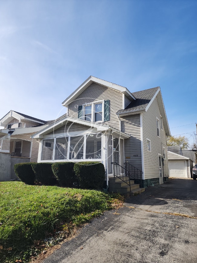 Building Photo - 2 bedroom with bonus partially finished ba...