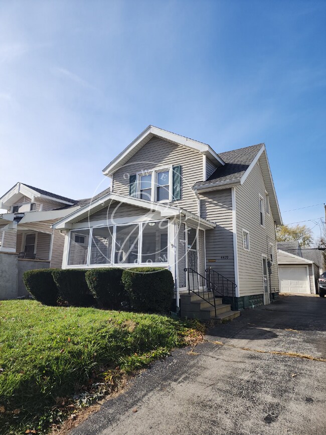 Foto del edificio - 2 bedroom with bonus partially finished basement in West Toledo