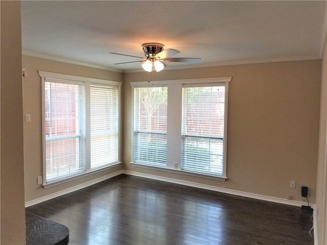 Foto del edificio - 2111 Holly Hill Ln