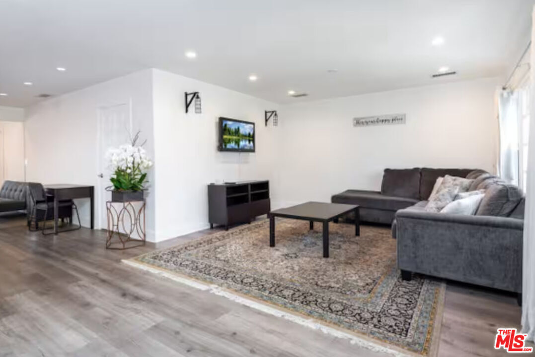 Foto principal - 509 Edinburgh Ave