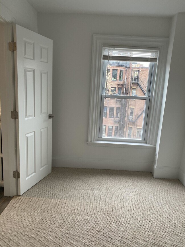 Building Photo - 225 Newbury St