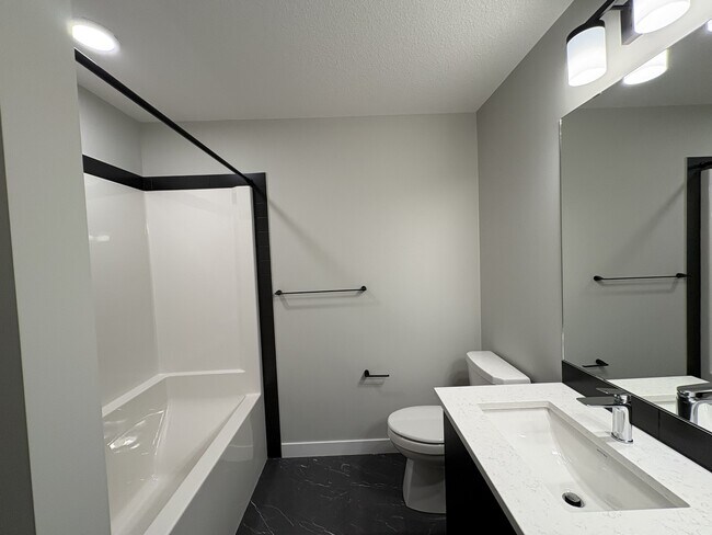 Photo du bâtiment - 15864-15827 27 Ave SW