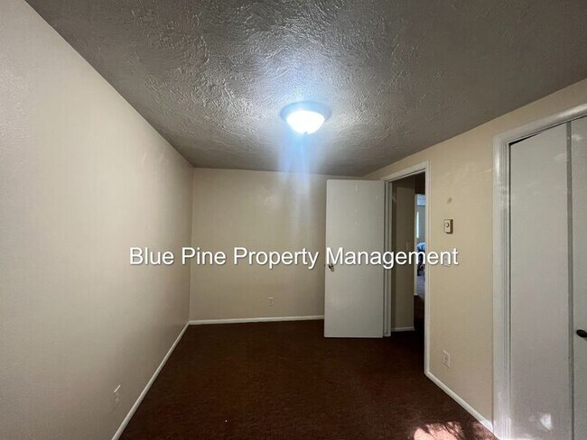 Building Photo - 411 Gladstone St