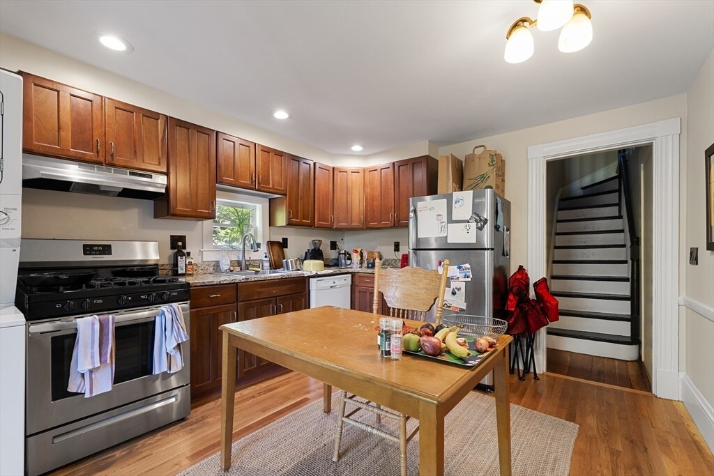 Primary Photo - 76 Alban St