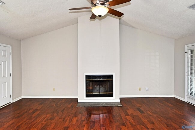 Building Photo - 721 Mathis Dr SE