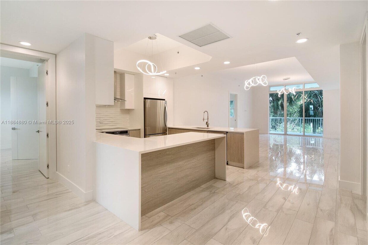 Foto principal - 14951 Royal Oaks Ln