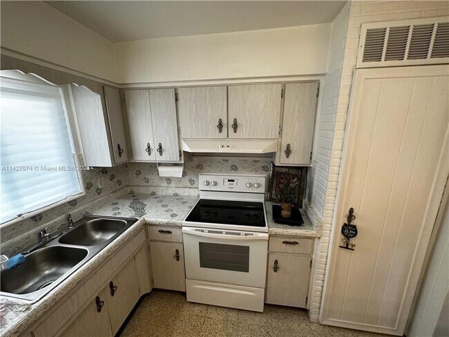 Foto del edificio - 1145 NE 183rd St