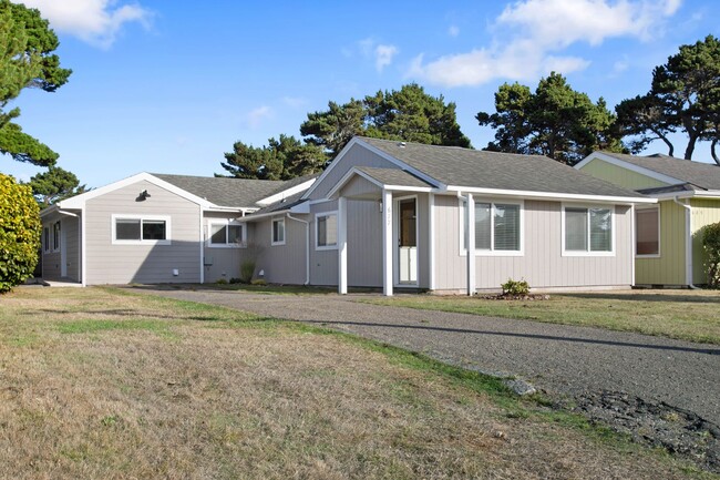 Building Photo - Charming Bandon Bungalow!