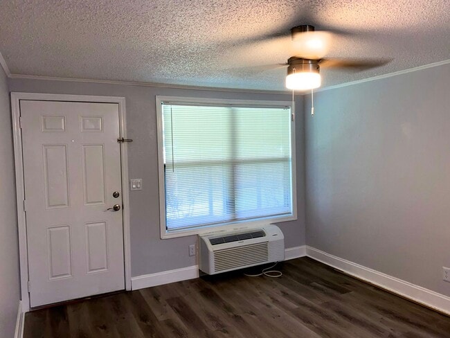 Building Photo - Cozy Studio with Screened Porch