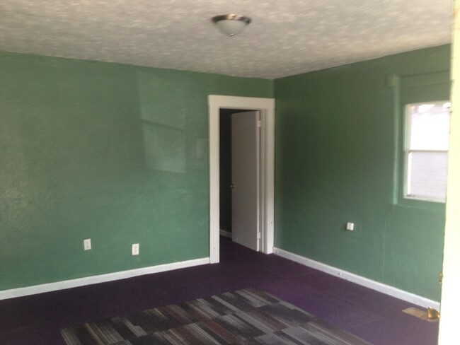 Building Photo - *AVAILABLE NOW*Total Electric*** 1 Bedroom...