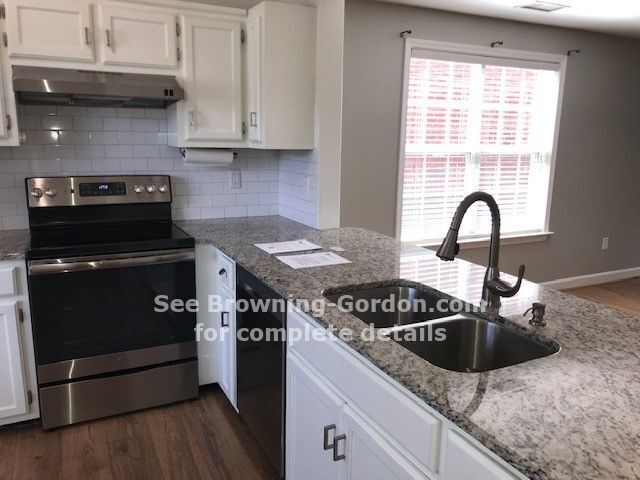 Building Photo - Adorable 3 bedroom home located in the Som...