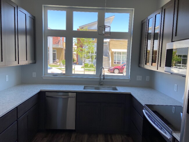 Building Photo - 909 Blondel St