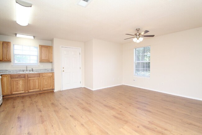 Building Photo - 3 bedroom patio home near Downtown Pensaco...