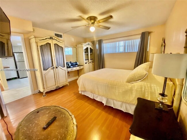 Building Photo - 671 S Hollybrook Dr