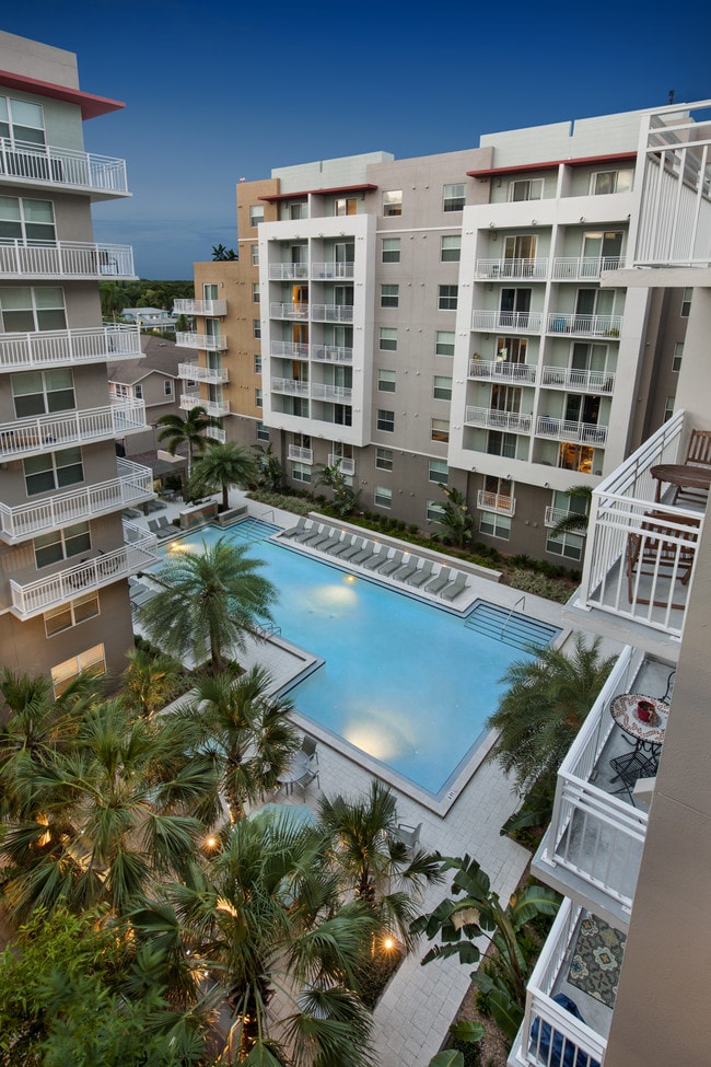 Cottonwood Bayview Apartments in Saint Petersburg, FL