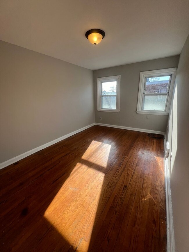 Building Photo - Charming 3-bedroom, 1-bathroom home locate...