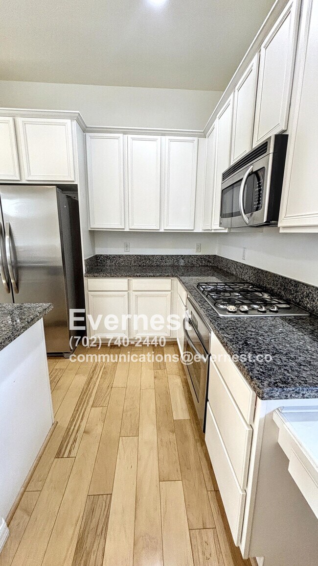 Building Photo - 2-Primary Bedroom Townhome Near Downtown S...