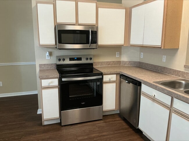 Building Photo - 632 Delmonico St NE