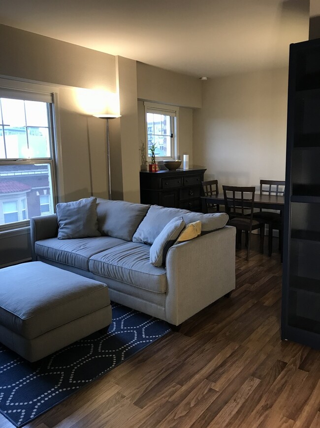 Foto del edificio - Beautiful Condo + Parking  Available Now.