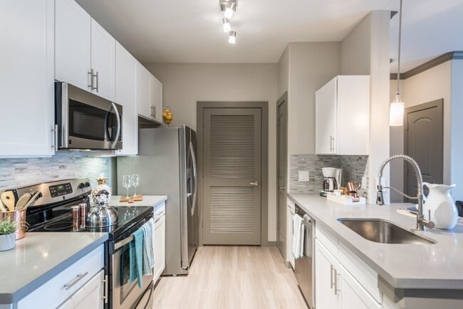 Building Photo - Elevated Lifestyle, With 1 Month Complimen...