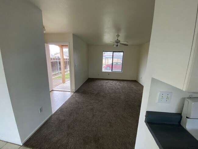 Building Photo - 1206 Kaweah St