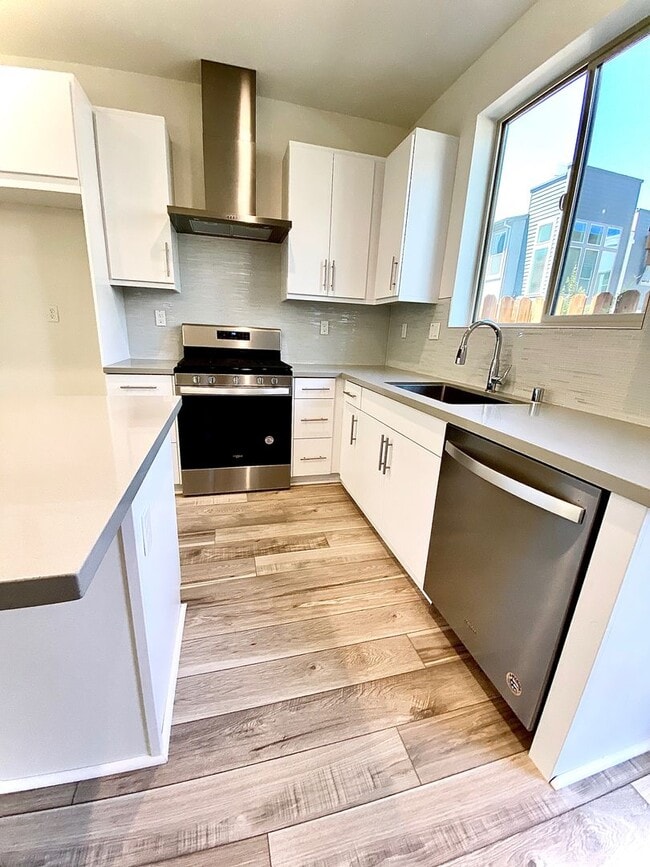 Building Photo - First Month Rent: FREE (with approved lease terms)