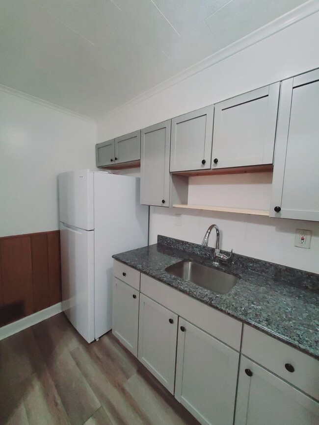 Building Photo - 2 Bedroom 1.5 Bath located near Bayview