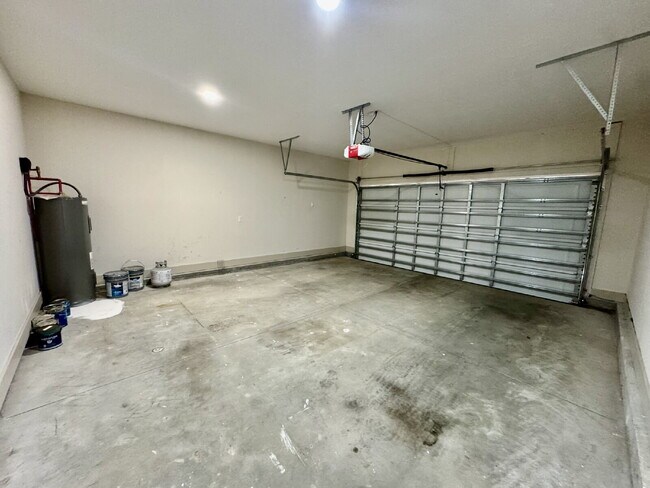 Foto del edificio - Need Space?  How about 5 bedrooms, 2.5 baths + an extra bonus area upstairs so that the kids can ...