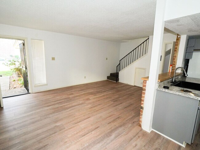 Building Photo - 2 BR 1 BA rental