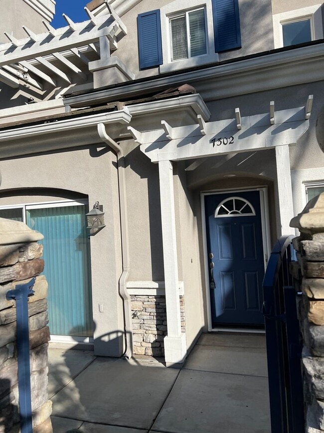 Foto del edificio - 3 bedroom 2-1/2 bath townhome close to beach