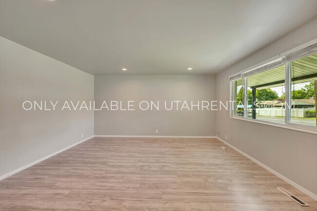 Photo - 786 E 350 N House